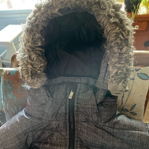 Colombia Woman’s Winter Coat - Picture 3 of 6